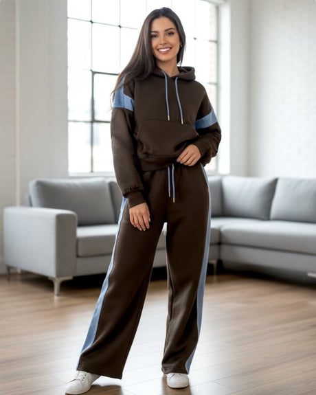 Woman wearing a brown jogging with blue accents in a living room