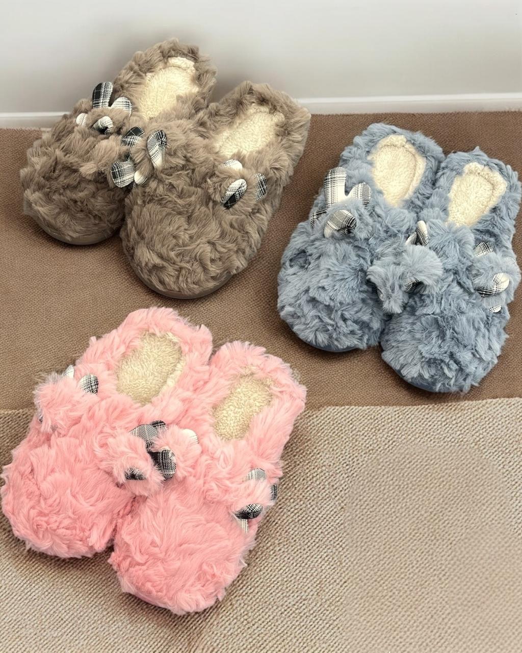 Kids fluffy slippers in pink, blue and taupe with gingham bows
