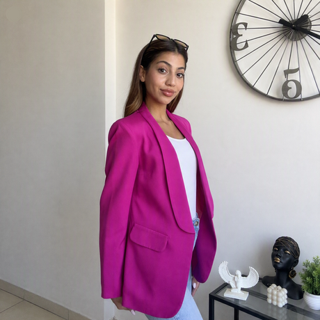 Fuchsia blazer from the side, squared shoulder and boxy upper arm